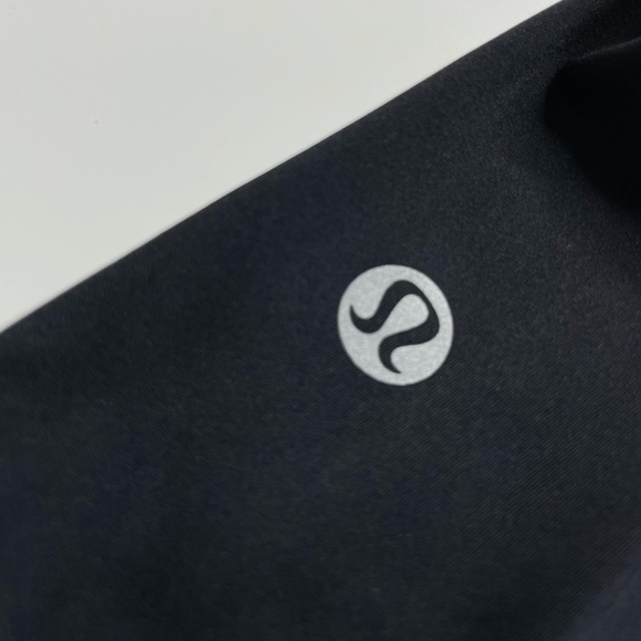 Black lululemon leggings, size 4, side pockets, perfect condition never worn - Picture 3 of 4